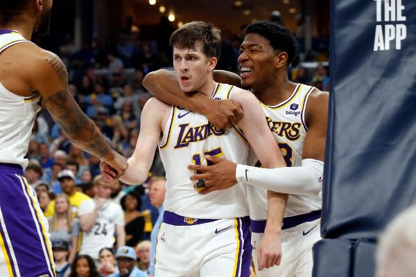 LeBron James credits Lakers' supporting cast for Game 1 win