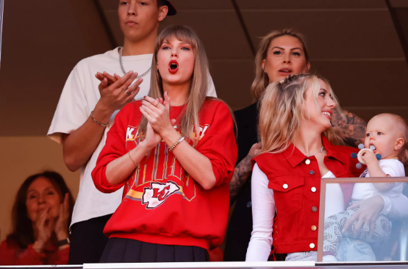 Travis Kelce and Chiefs Win Fourth Game with Taylor Swift Cheering Him on amid Their New Romance