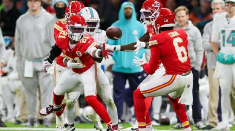 Chiefs' heads-up play on D results in decisive TD vs. Dolphins