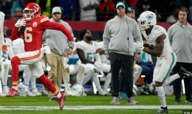 Chiefs' heads-up play on D results in decisive TD vs. Dolphins